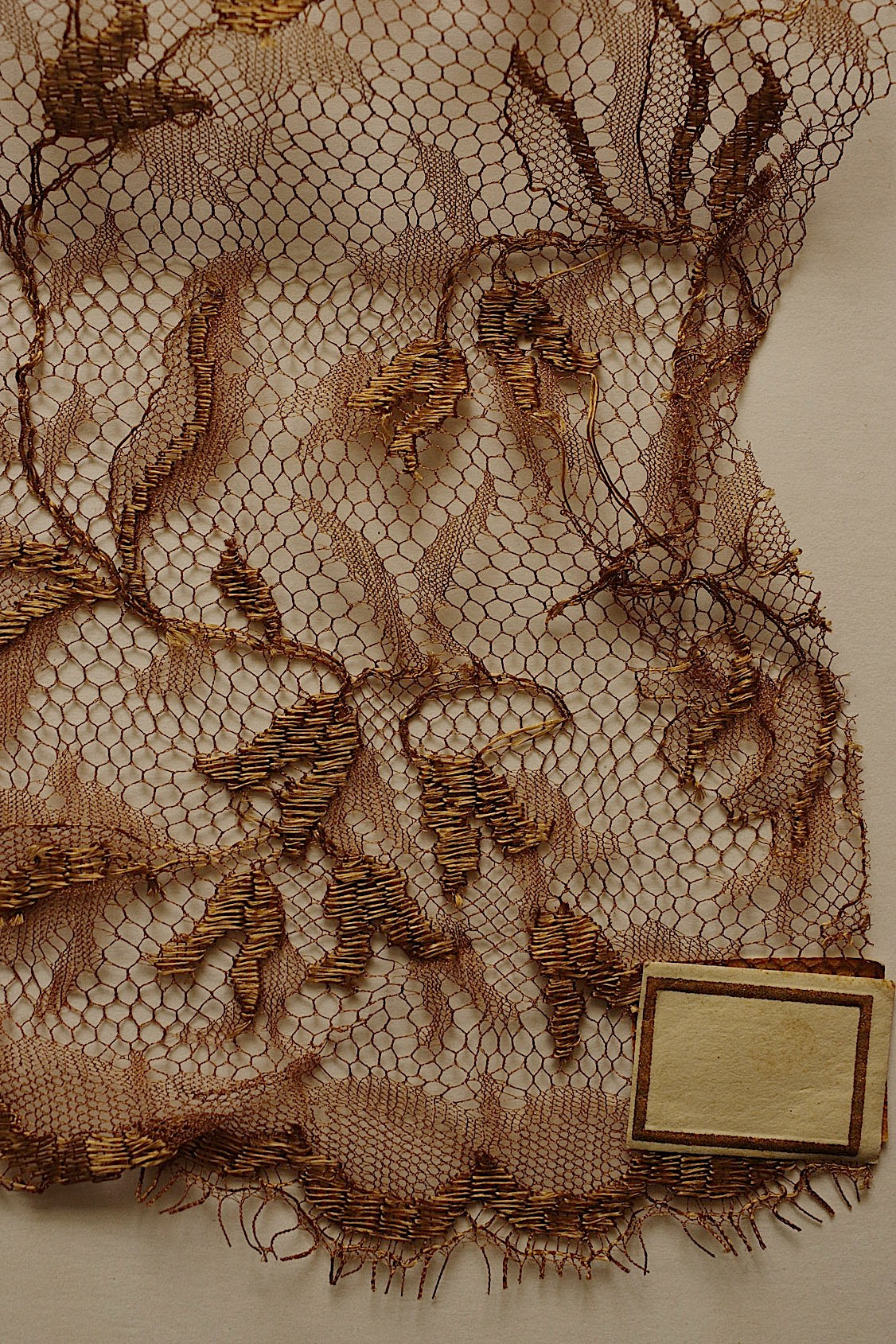 Dentelle ancienne, chutes de dentelle dorée