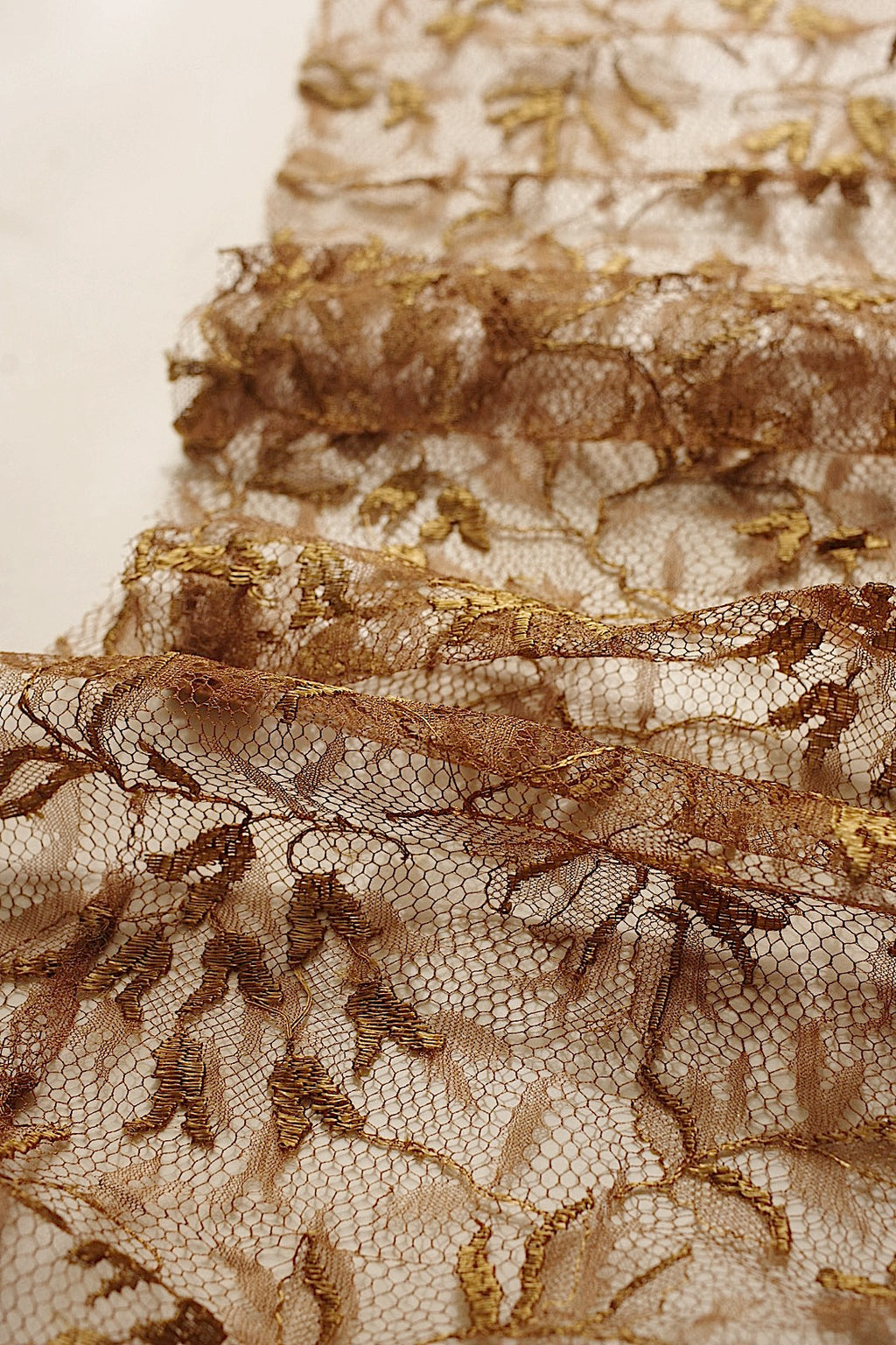 Dentelle ancienne, chutes de dentelle dorée