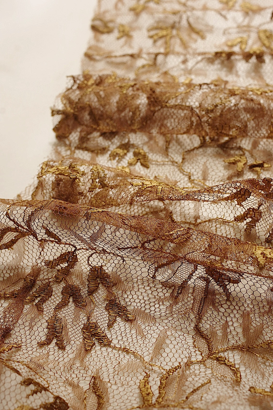 Dentelle ancienne, chutes de dentelle dorée