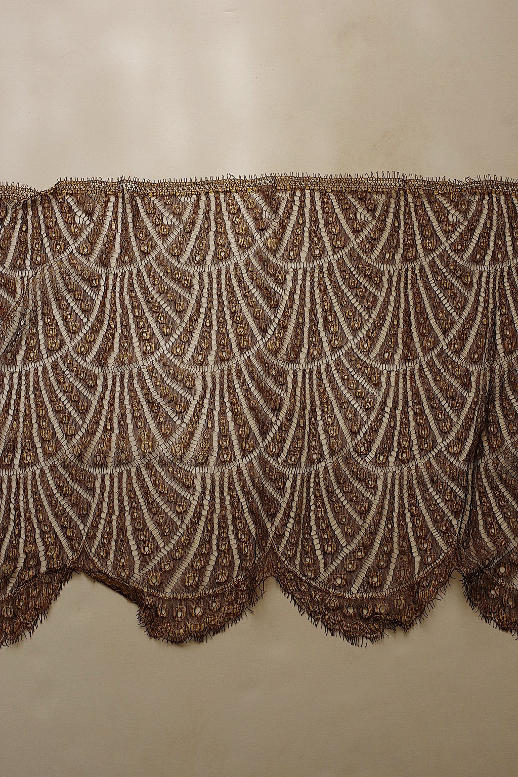 Dentelle ancienne, chutes de dentelle dorée