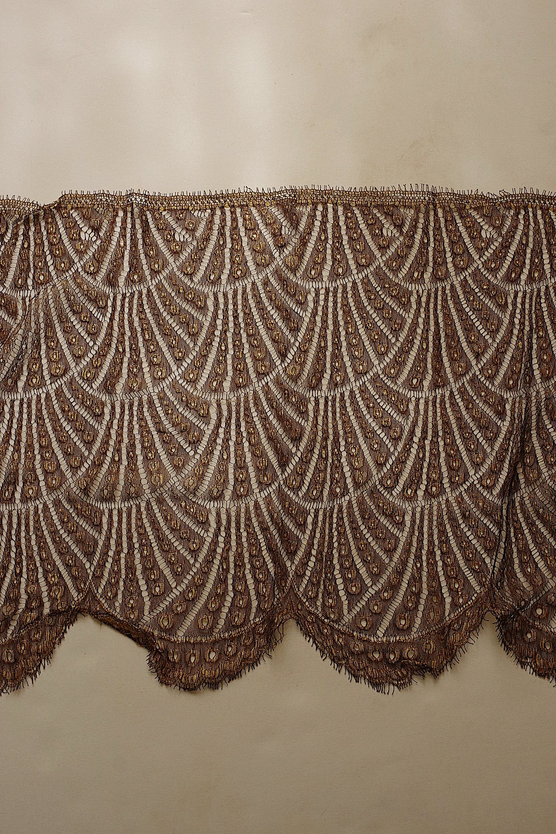 Dentelle ancienne, chutes de dentelle dorée