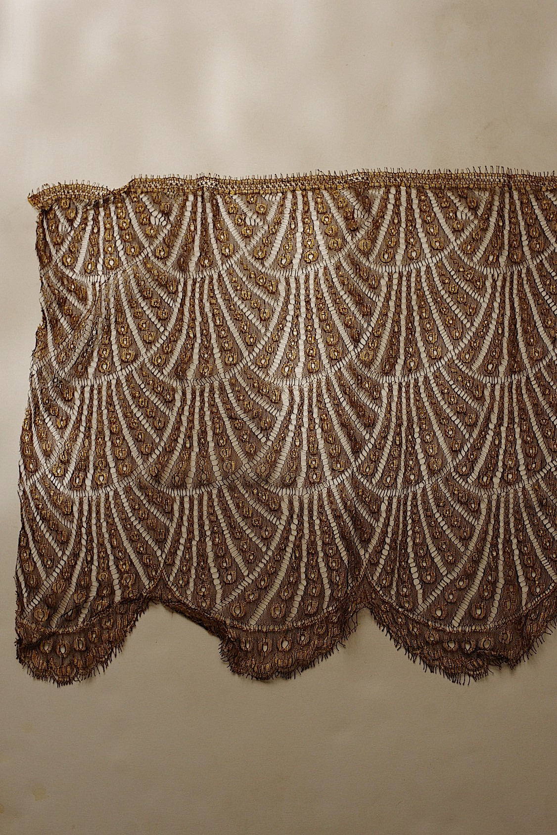 Dentelle ancienne, chutes de dentelle dorée