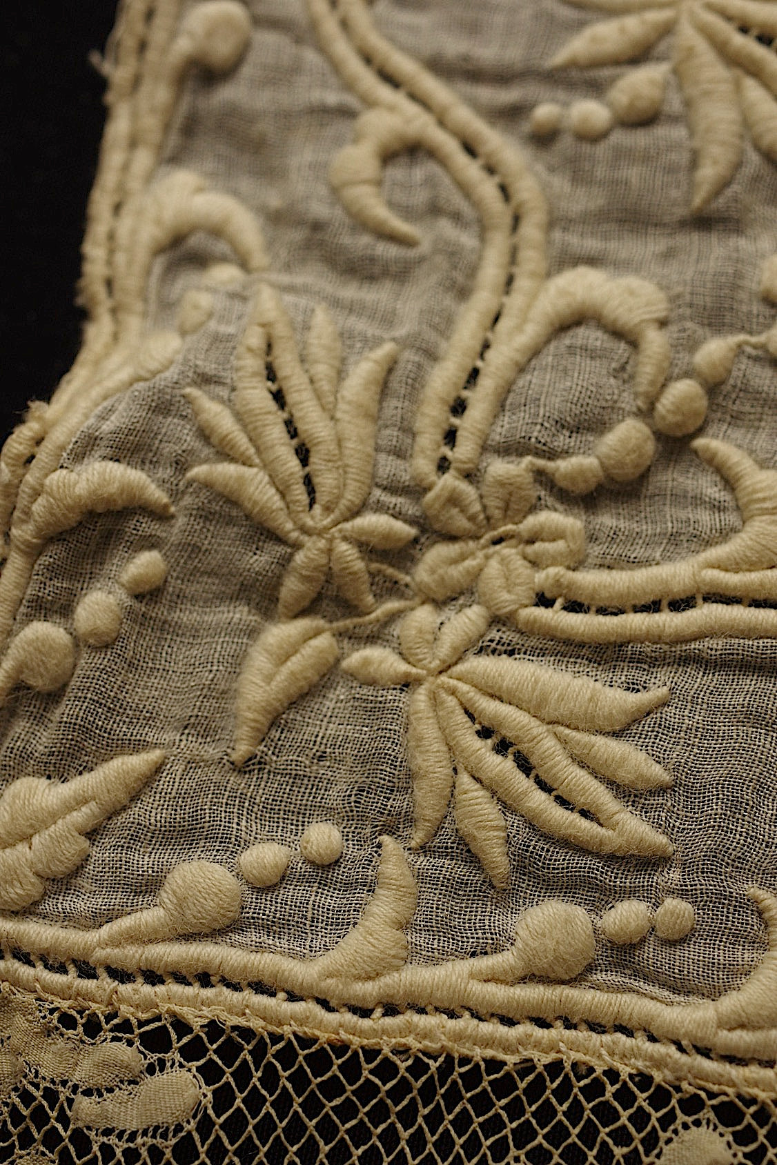 Antique Lace (dentelle ancienne) Embroidered Scraps Fabric