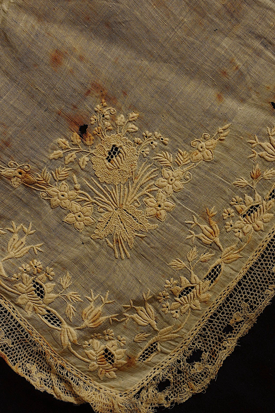 Antique Lace (dentelle ancienne) Embroidered Scraps Fabric
