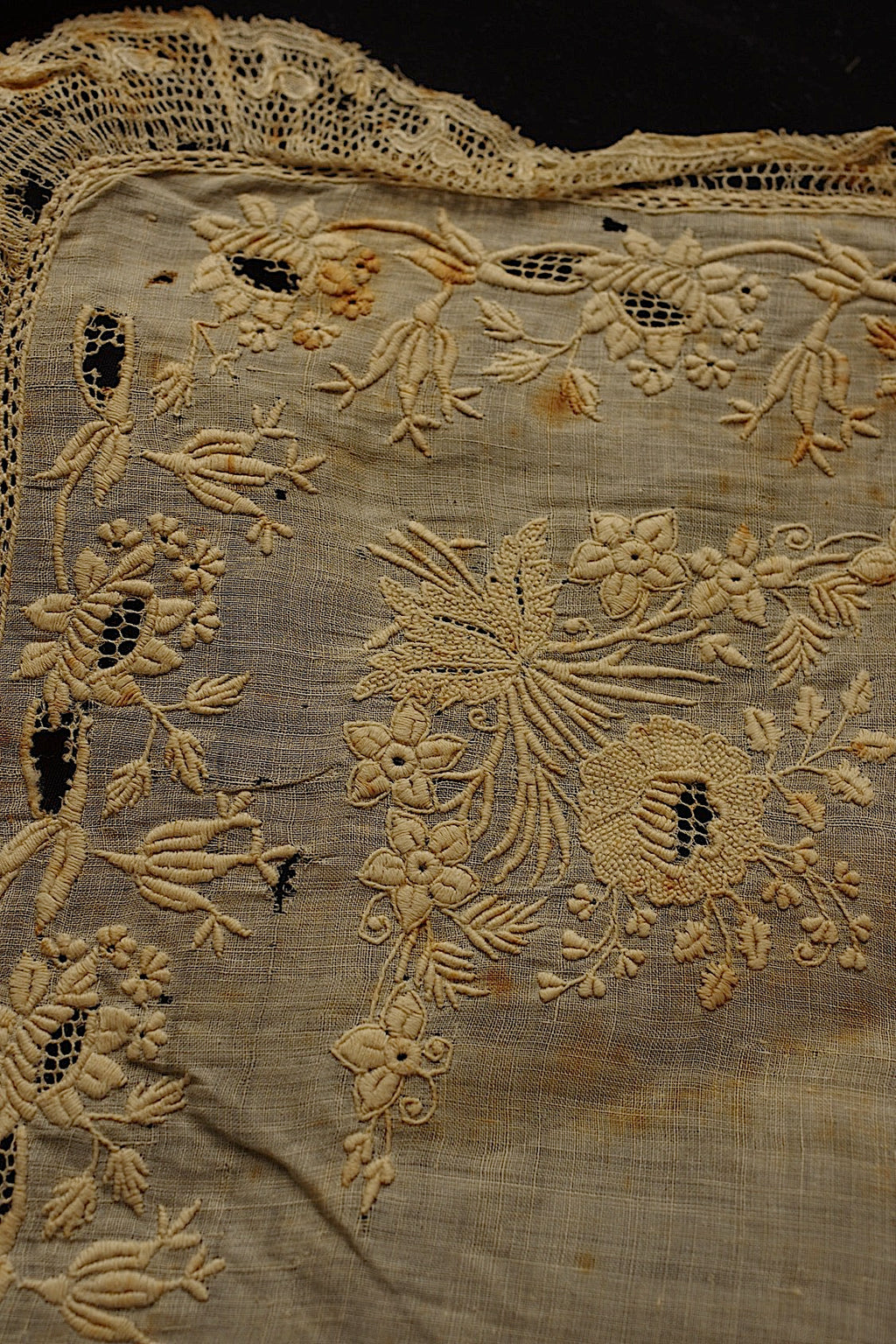 Antique Lace (dentelle ancienne) Embroidered Scraps Fabric
