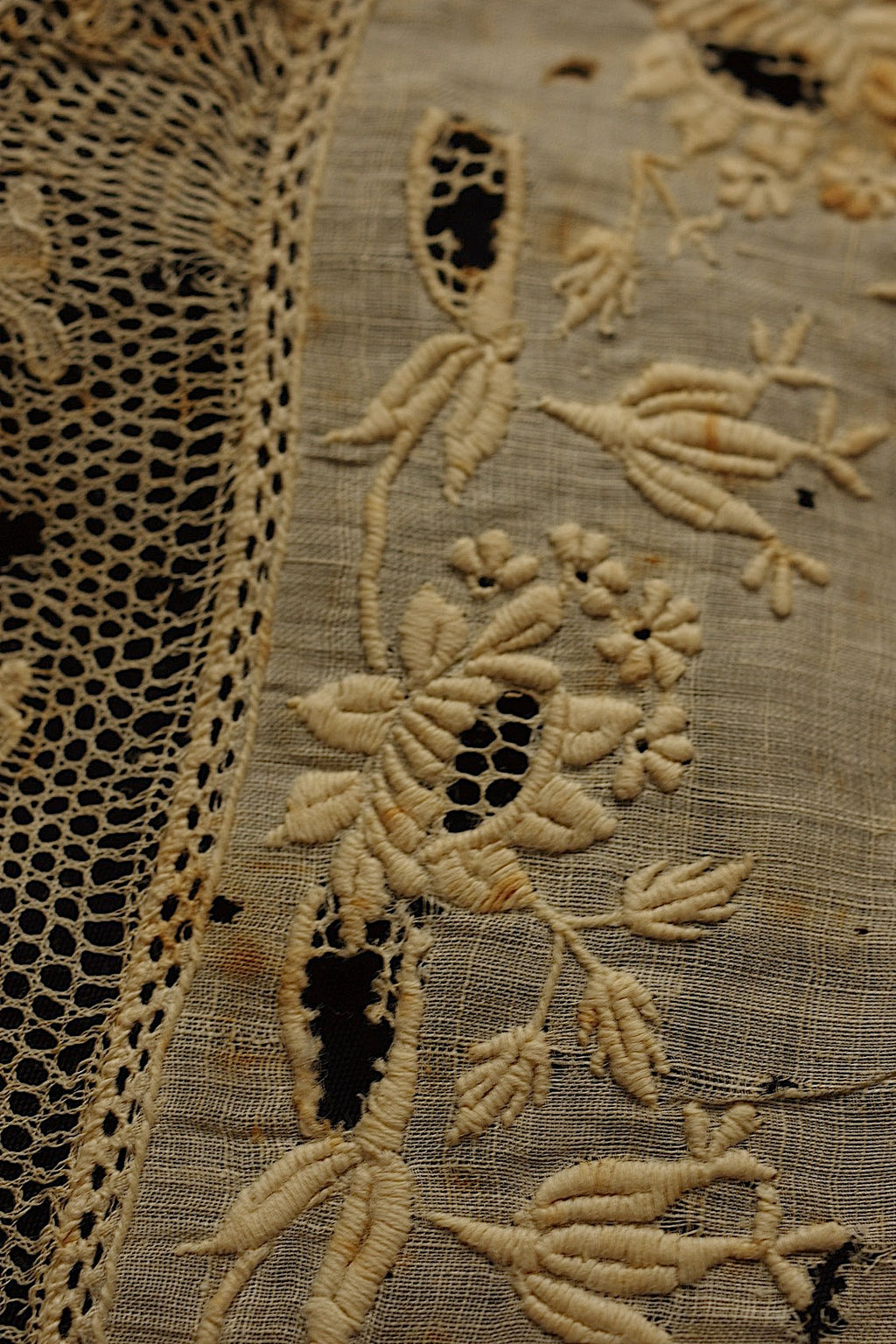 Antique Lace (dentelle ancienne) Embroidered Scraps Fabric