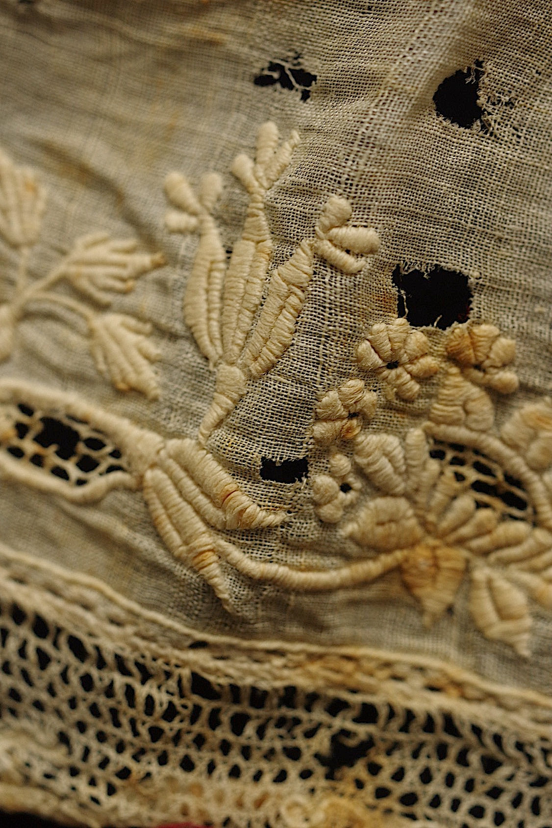 Antique Lace (dentelle ancienne) Embroidered Scraps Fabric