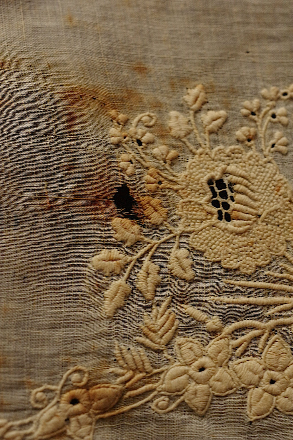 Antique Lace (dentelle ancienne) Embroidered Scraps Fabric