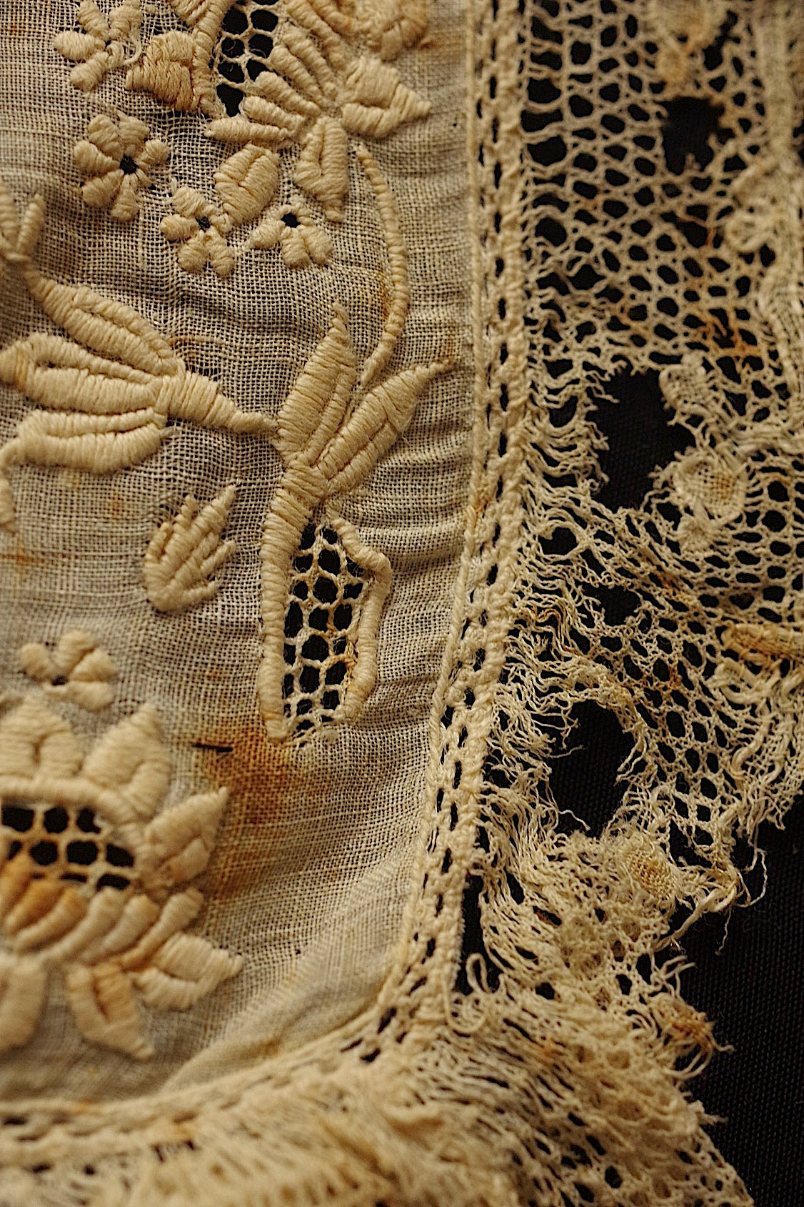 Antique Lace (dentelle ancienne) Embroidered Scraps Fabric