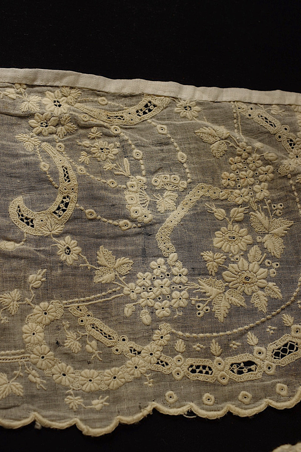 Antique Lace (dentelle ancienne) Embroidered Scraps Fabric