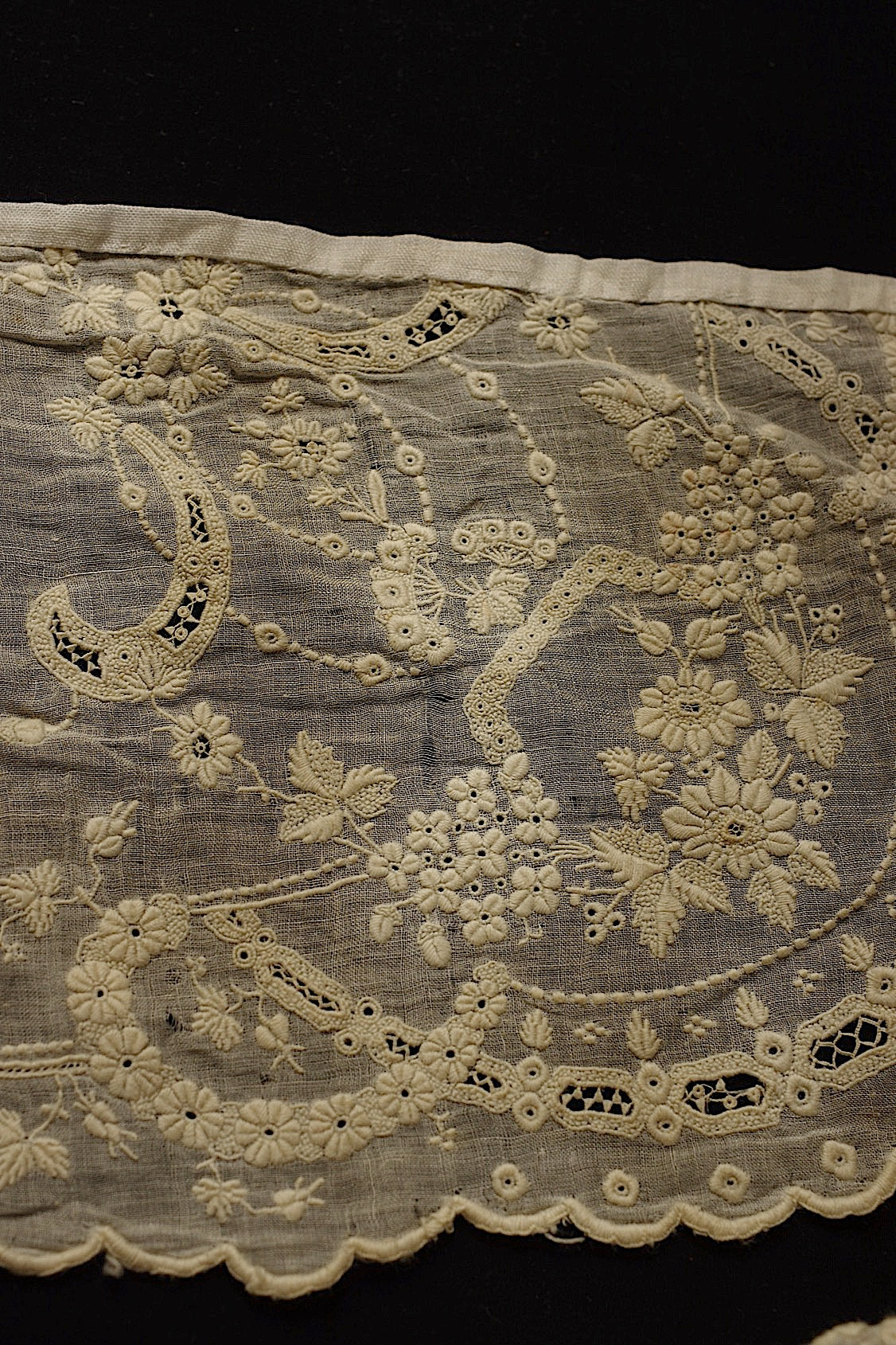 Antique Lace (dentelle ancienne) Embroidered Scraps Fabric