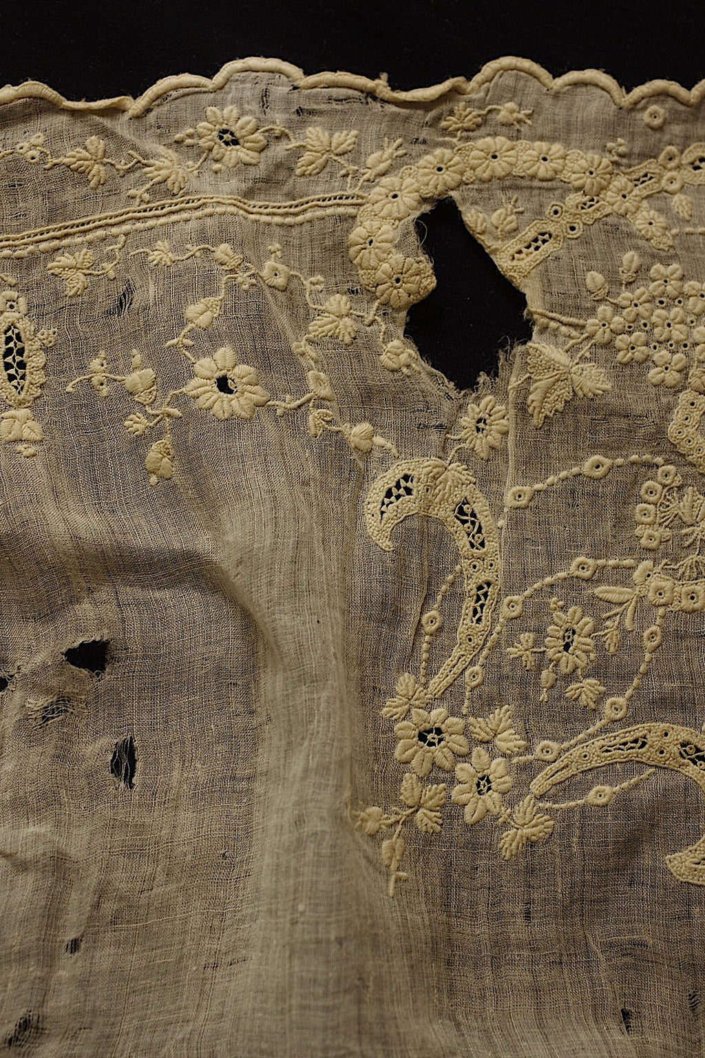 Antique Lace (dentelle ancienne) Embroidered Scraps Fabric