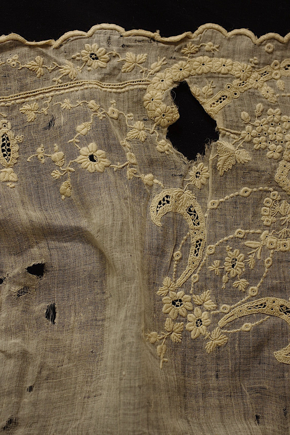 Antique Lace (dentelle ancienne) Embroidered Scraps Fabric