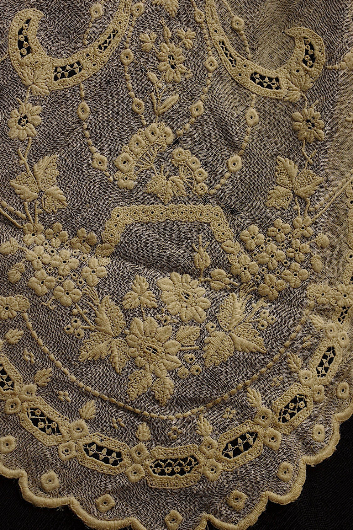 Antique Lace (dentelle ancienne) Embroidered Scraps Fabric