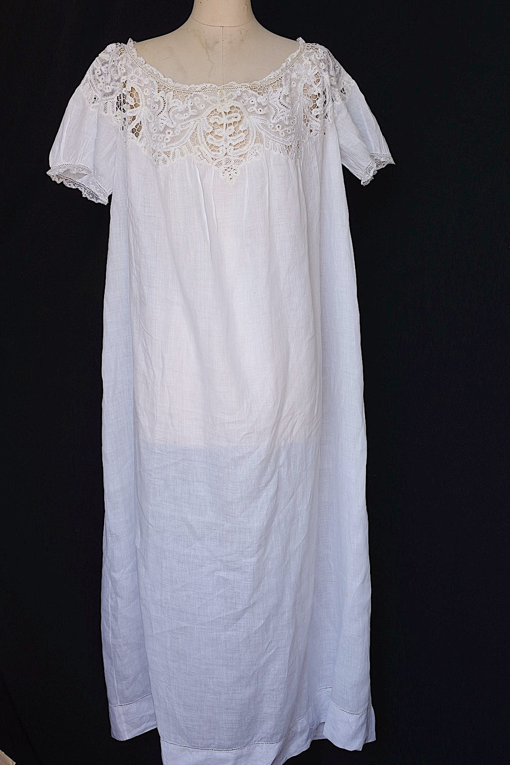 Robe en dentelle ancienne vêtement antique  robe