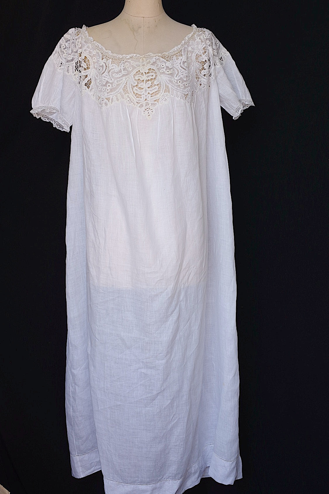 Robe en dentelle ancienne vêtement antique  robe