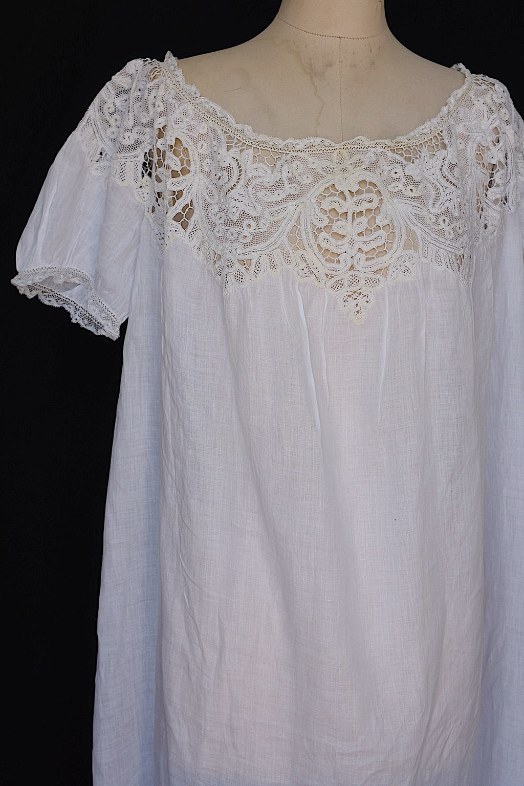 Robe en dentelle ancienne vêtement antique  robe