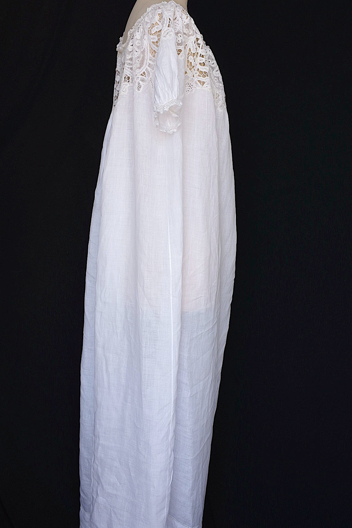 Robe en dentelle ancienne vêtement antique  robe