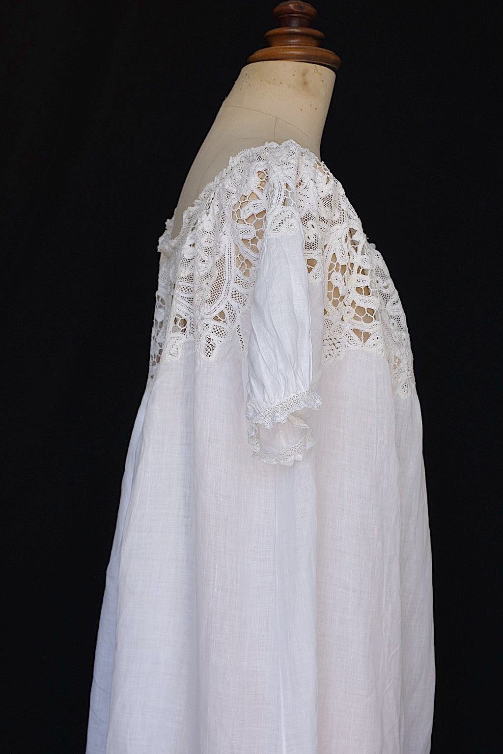 Robe en dentelle ancienne vêtement antique  robe
