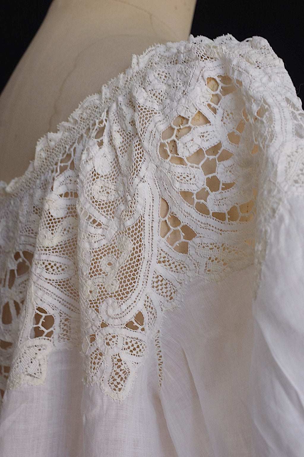 Robe en dentelle ancienne vêtement antique  robe