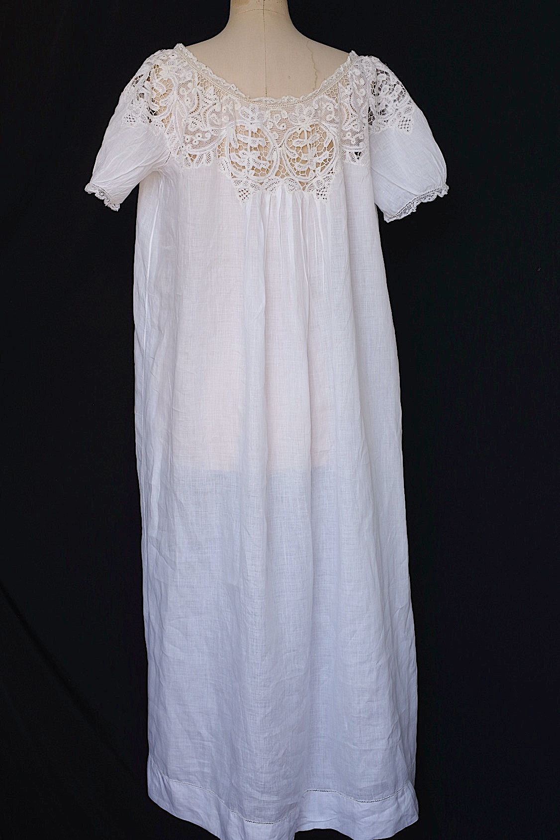 Robe en dentelle ancienne vêtement antique  robe