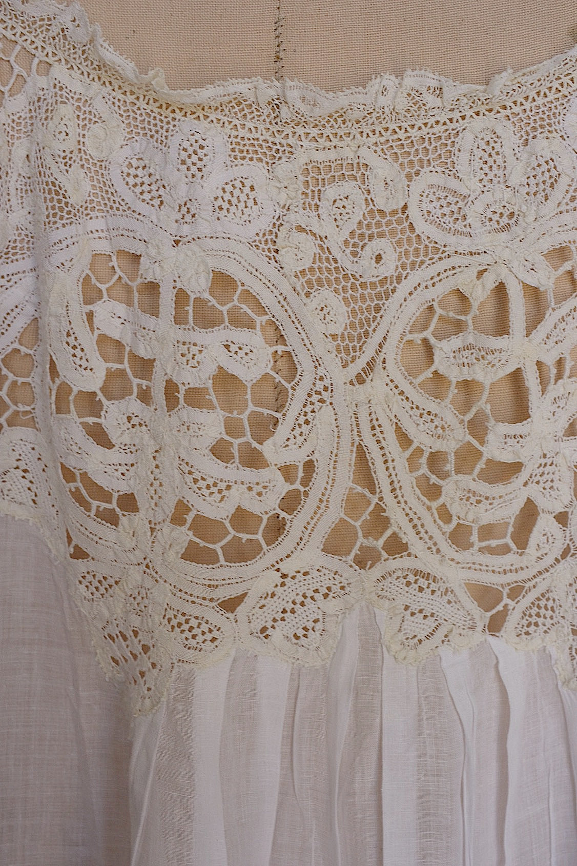 Robe en dentelle ancienne vêtement antique  robe