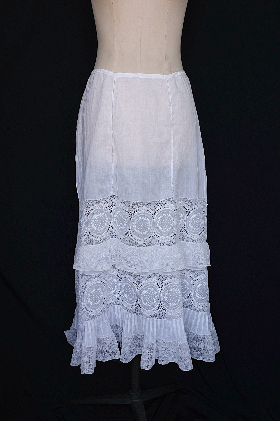 Antique Lace Skirt vêtement antique  skirt