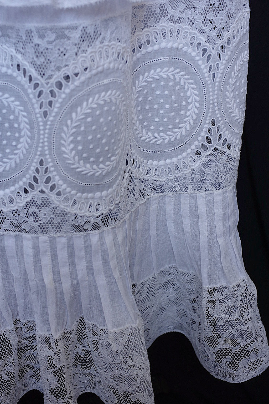 Antique Lace Skirt vêtement antique  skirt