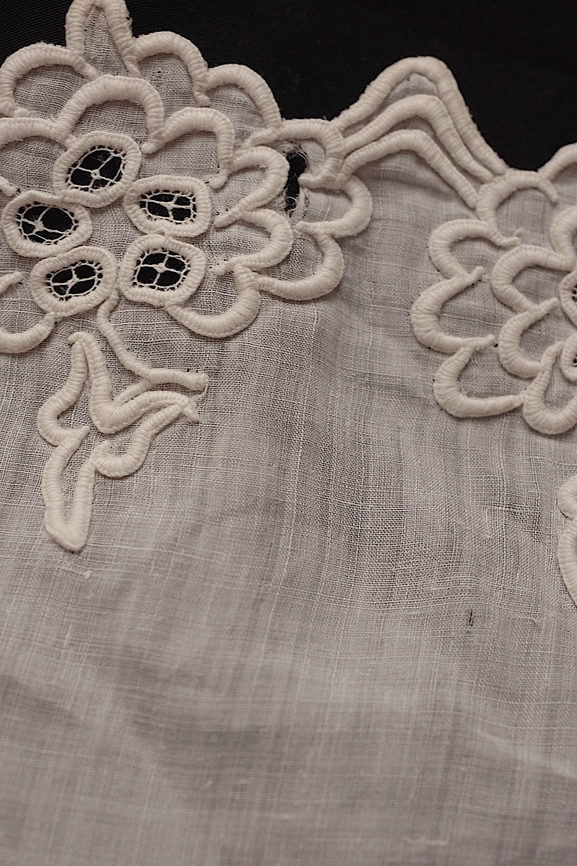 Antique Lace Handkerchief (mouchoir ancienne)