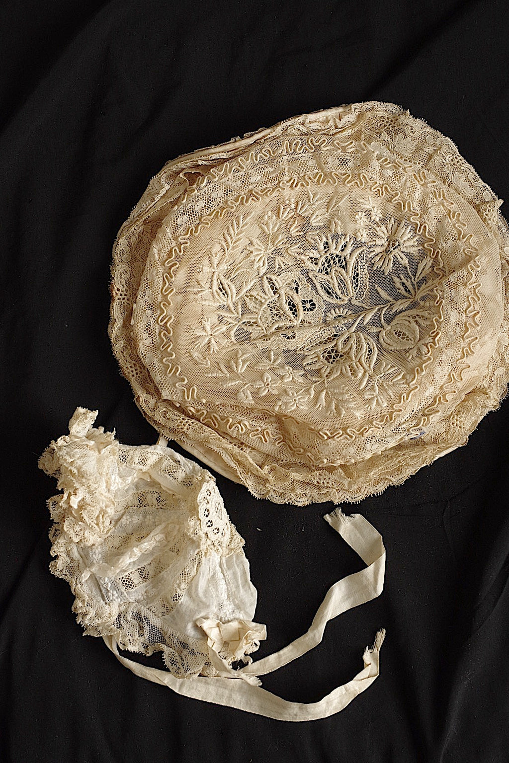 Bonnet ancien en dentelle
