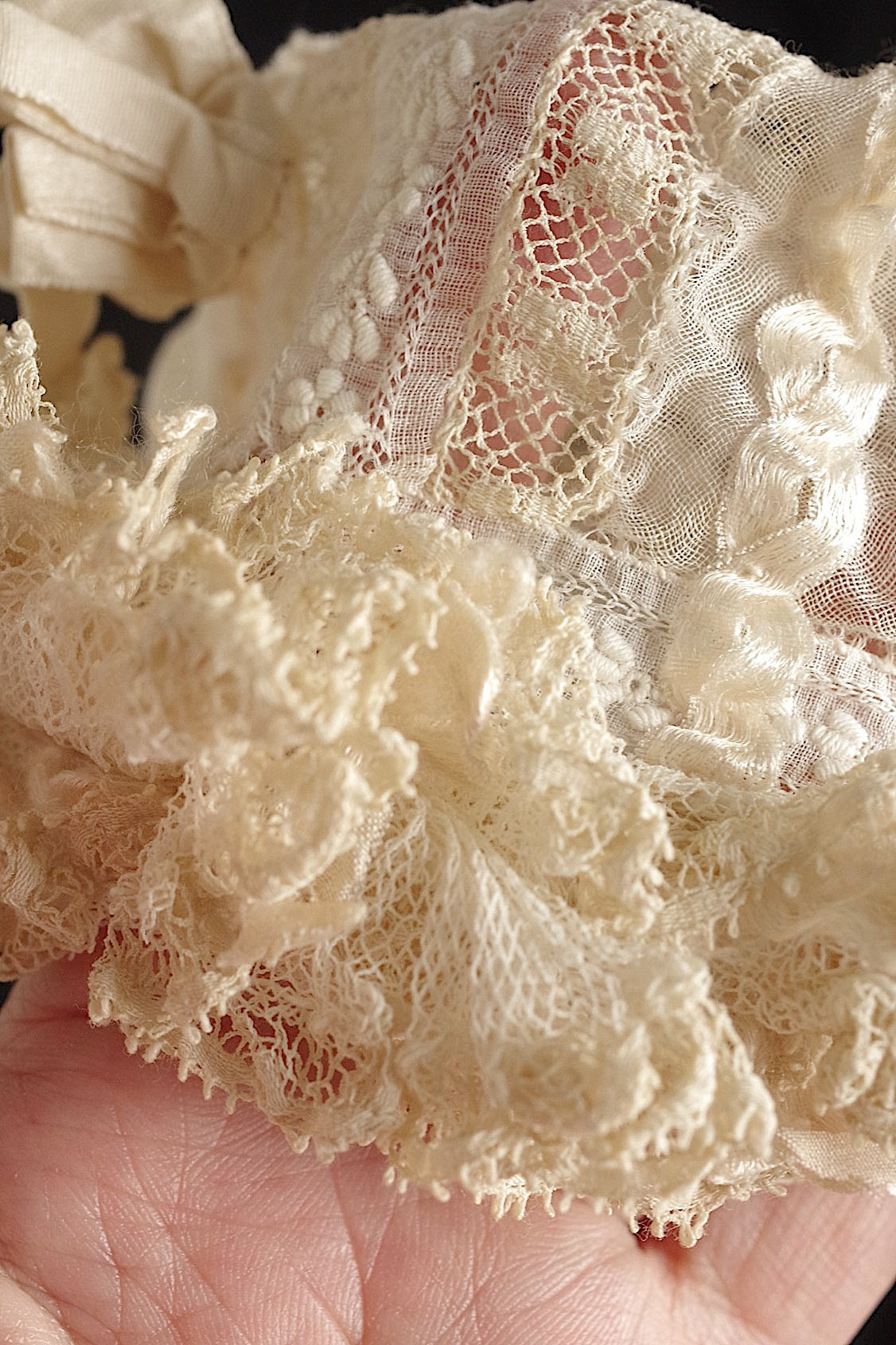 Bonnet ancien en dentelle