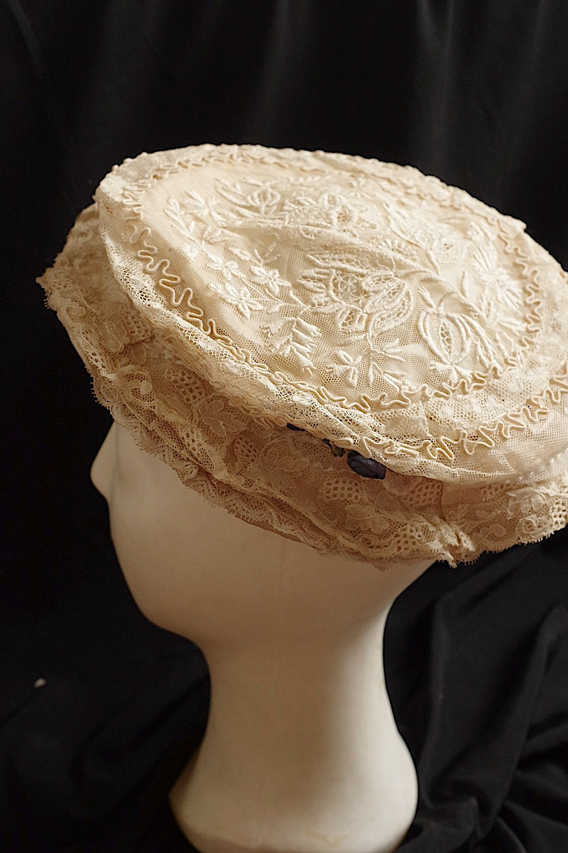 Bonnet ancien en dentelle