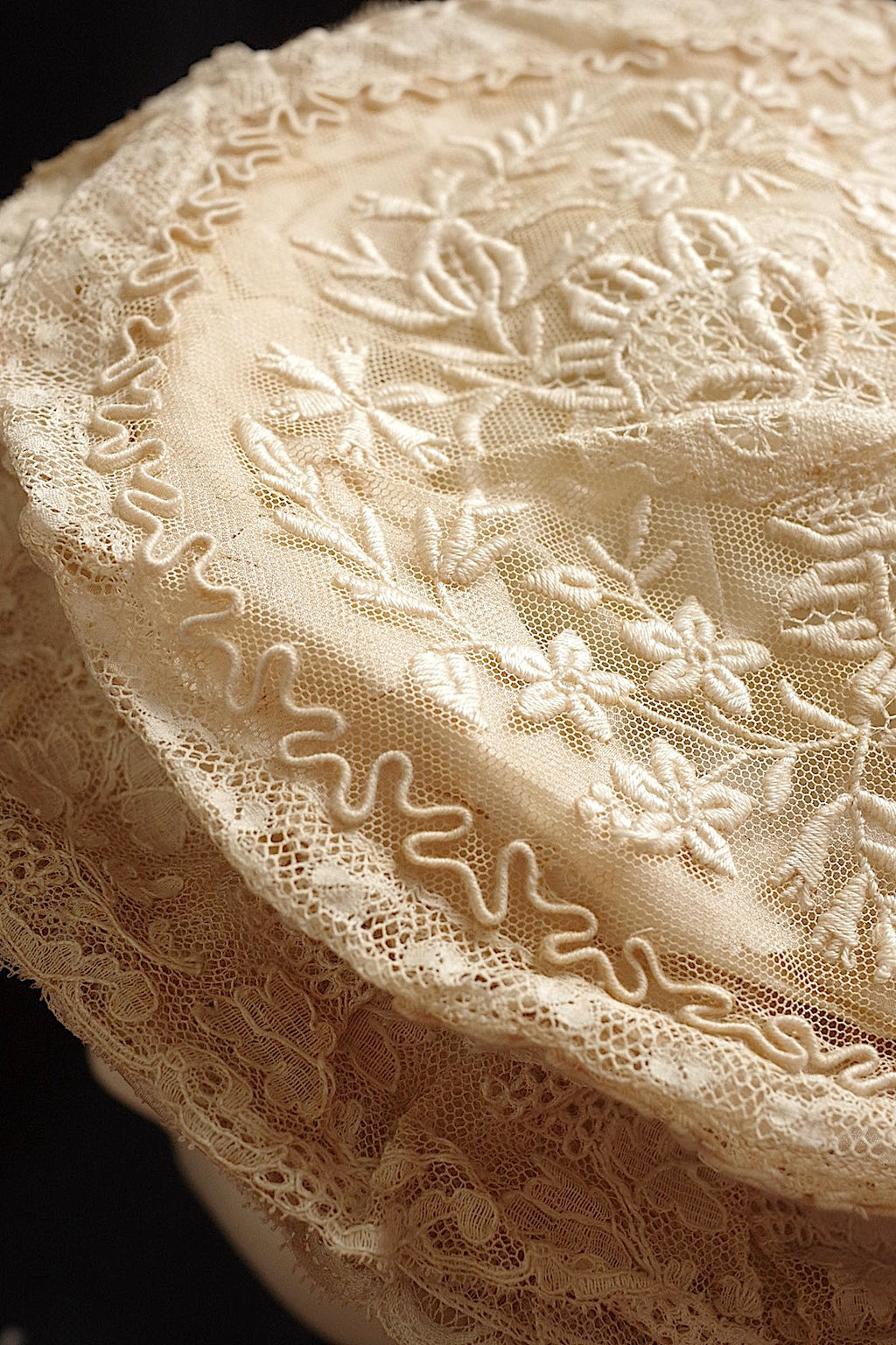 Bonnet ancien en dentelle