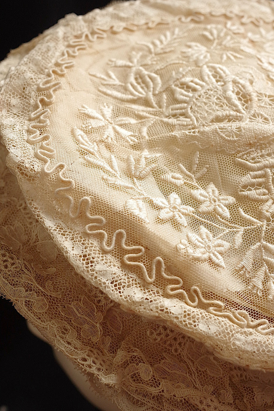 Bonnet ancien en dentelle
