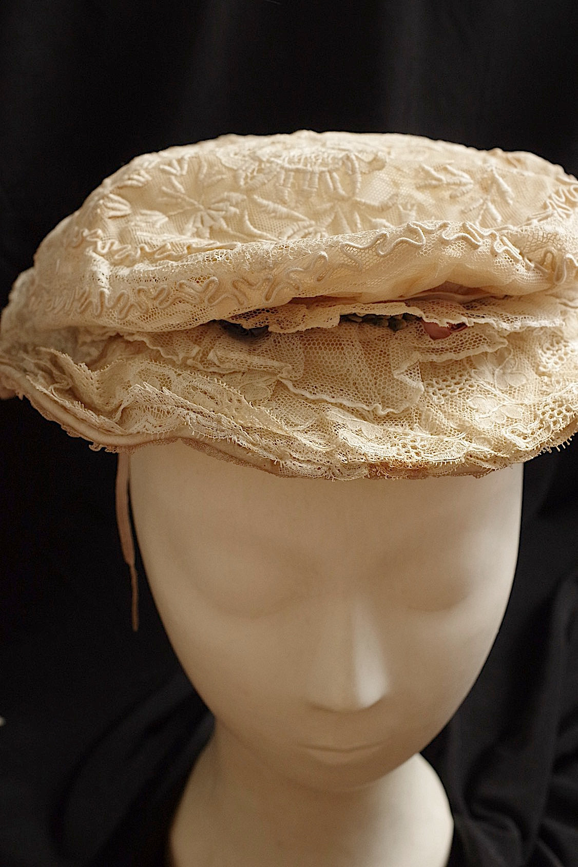 Bonnet ancien en dentelle