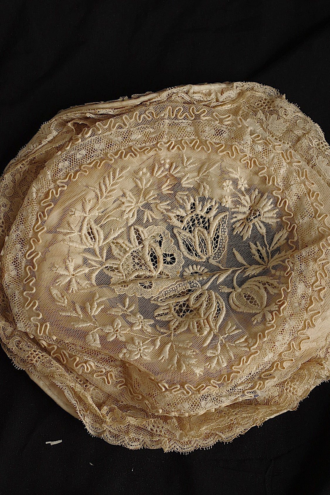 Bonnet ancien en dentelle