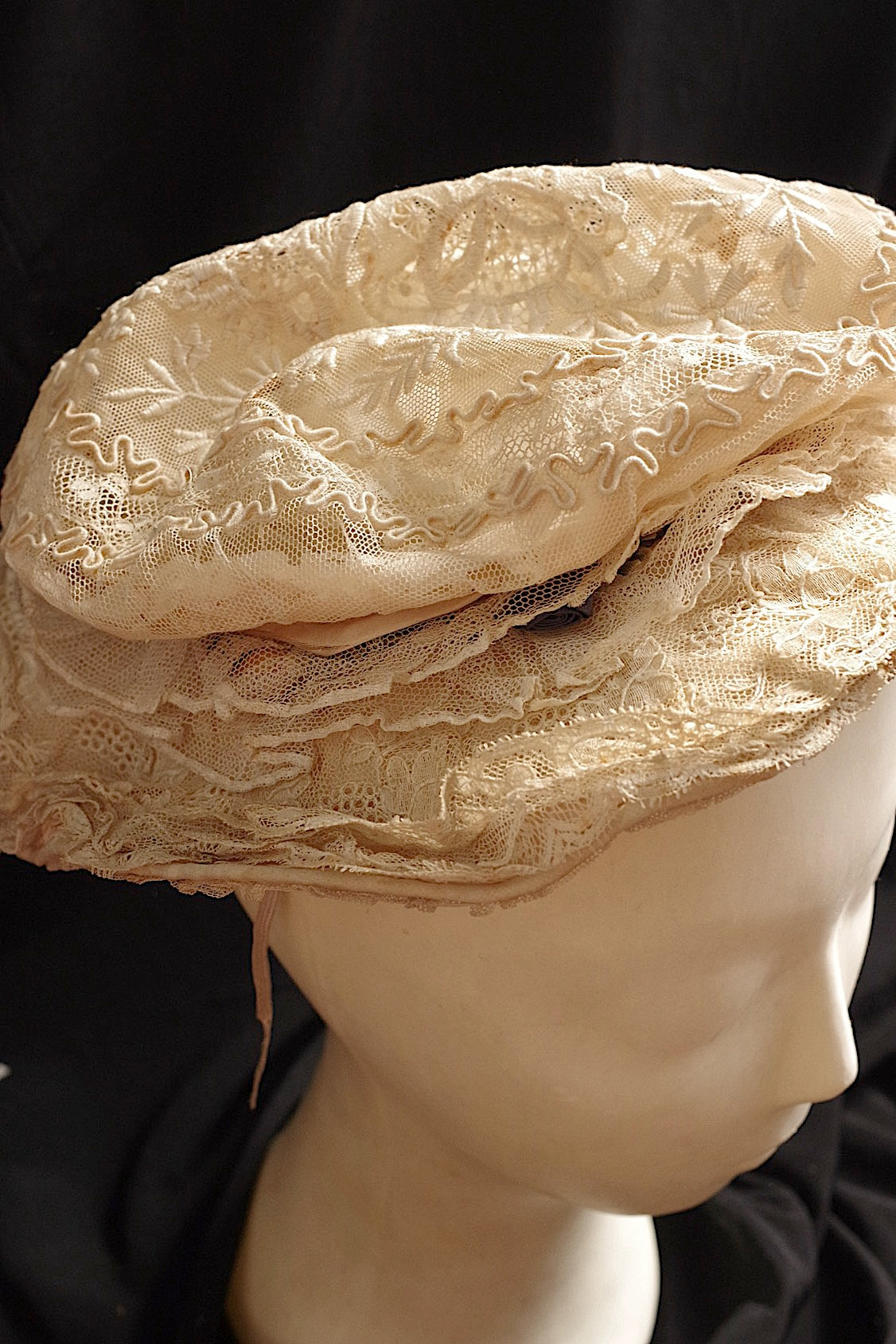 Bonnet ancien en dentelle