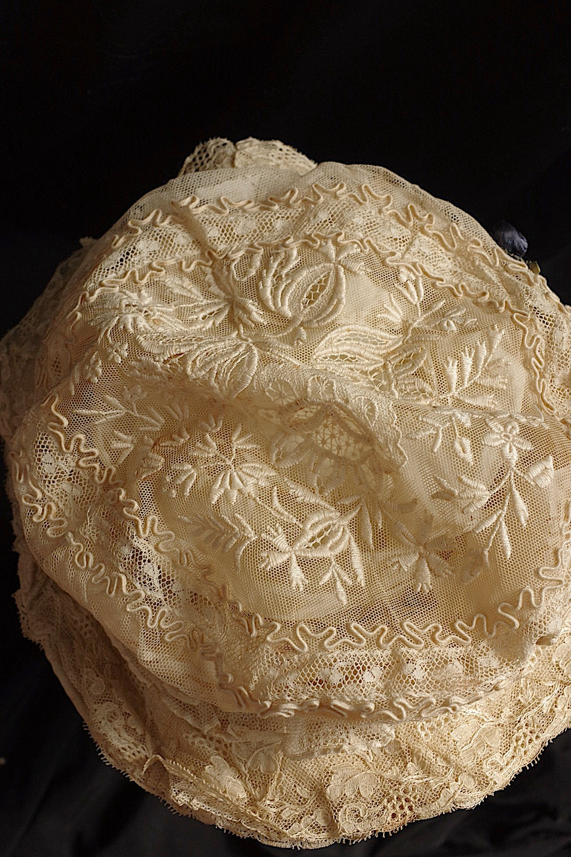 Bonnet ancien en dentelle