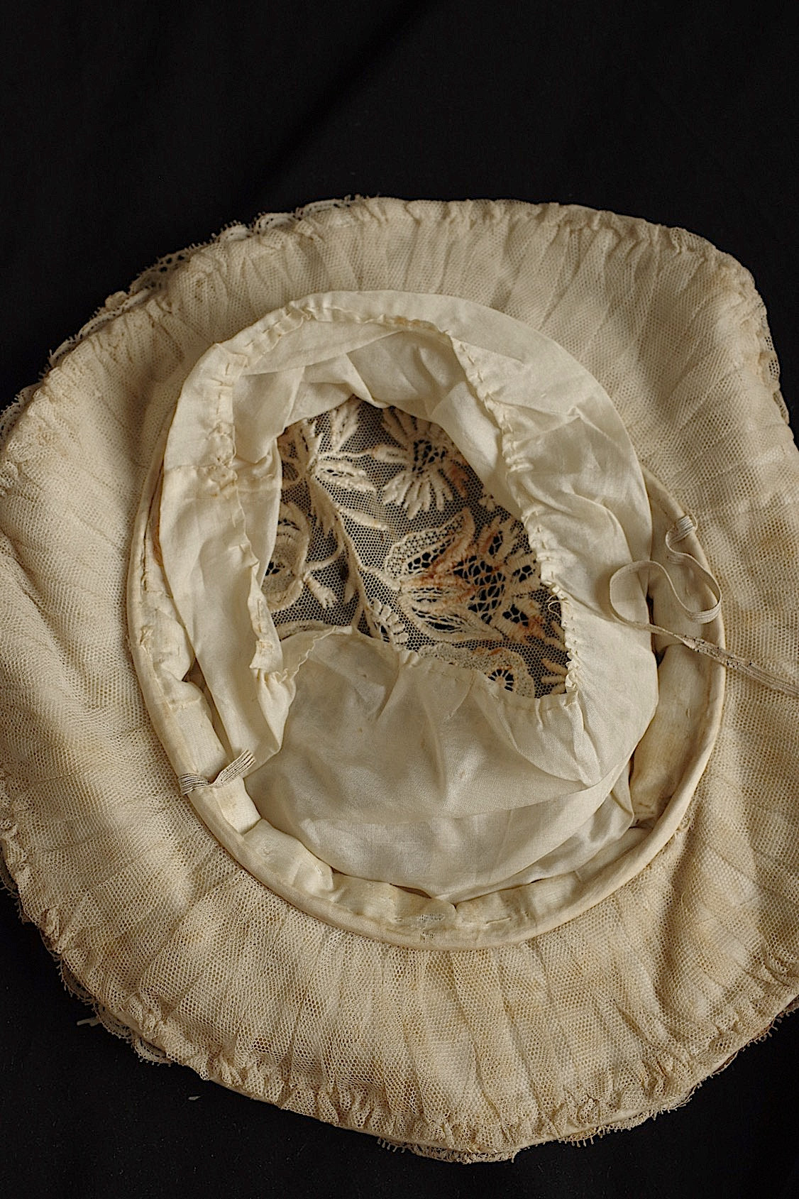 Bonnet ancien en dentelle