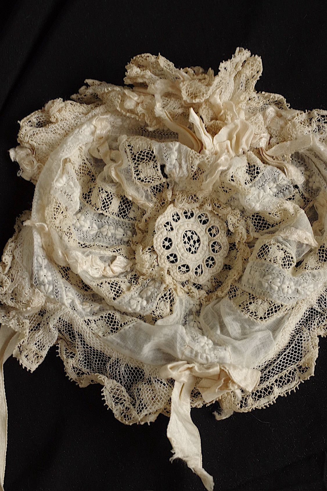 Bonnet ancien en dentelle