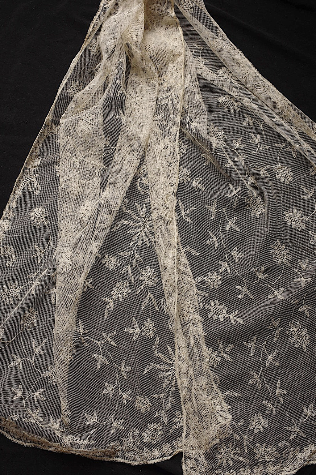 For use with antique lace (dentelle ancienne, antique)