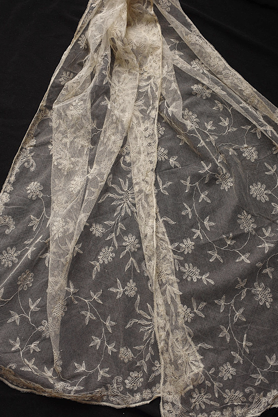 For use with antique lace (dentelle ancienne, antique)