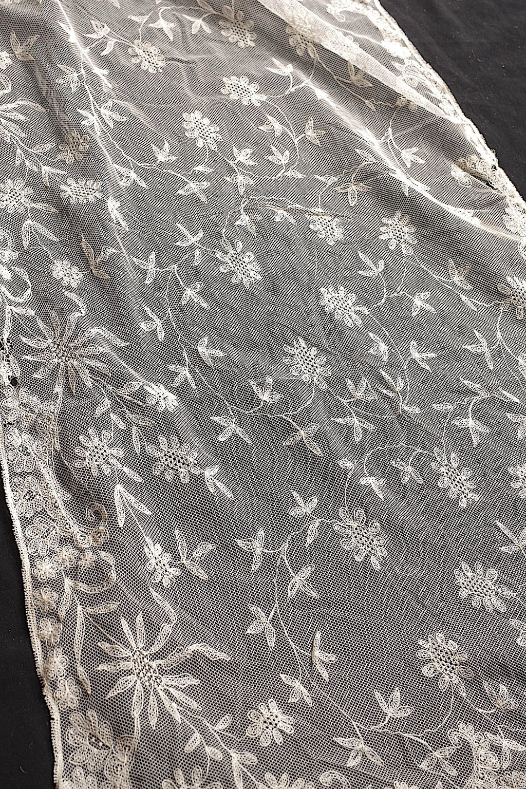 For use with antique lace (dentelle ancienne, antique)