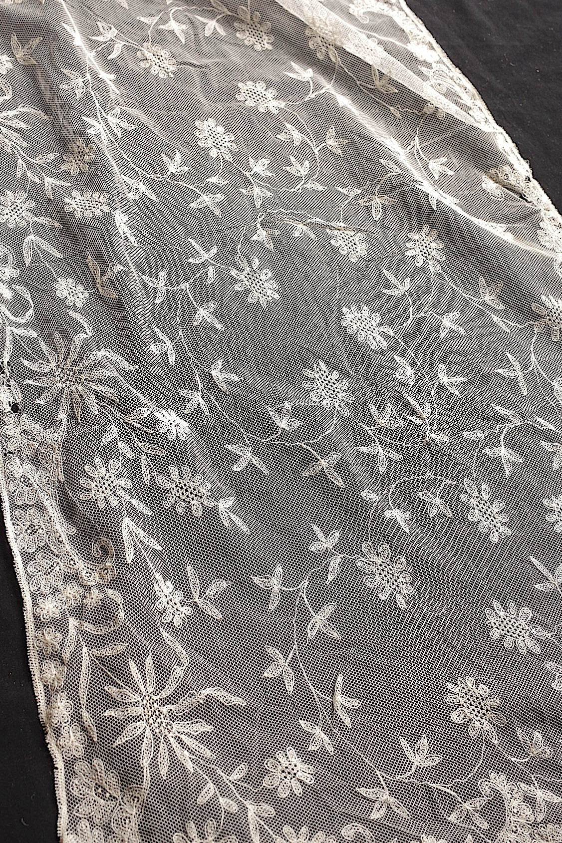 For use with antique lace (dentelle ancienne, antique)