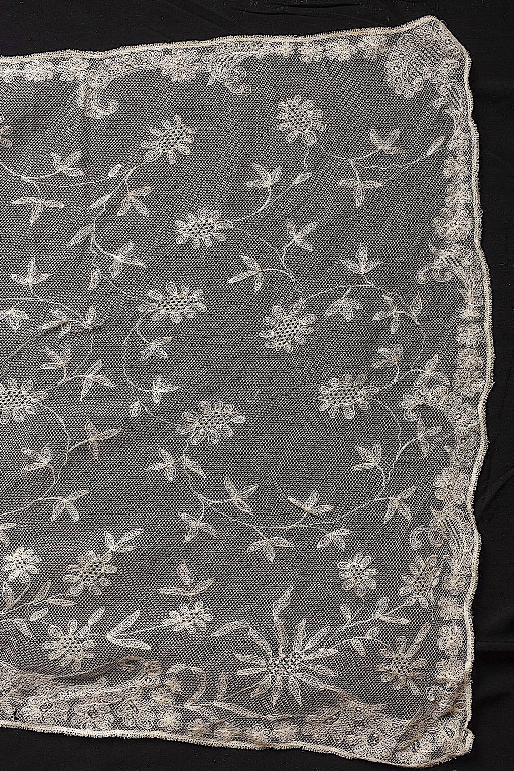For use with antique lace (dentelle ancienne, antique)