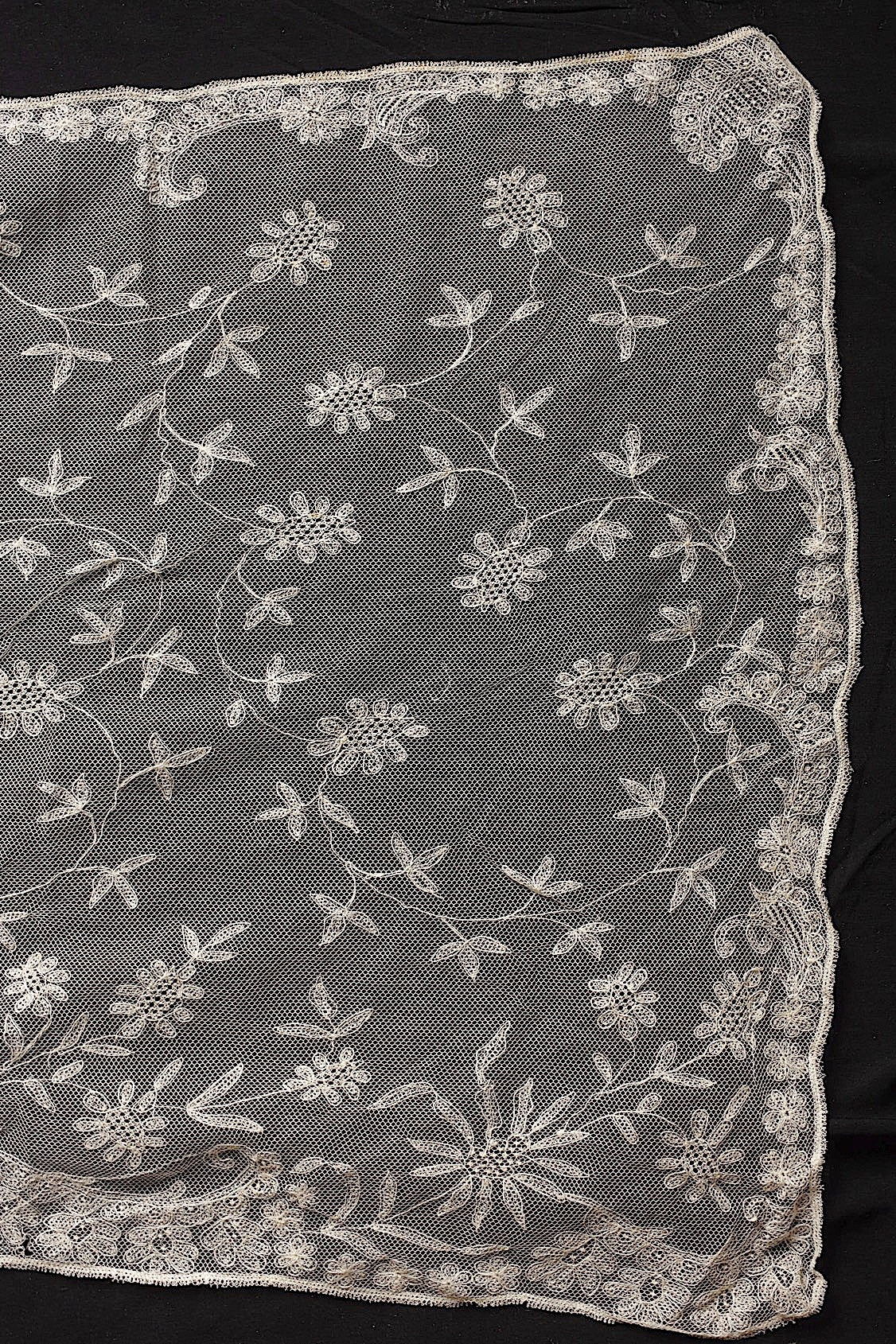For use with antique lace (dentelle ancienne, antique)