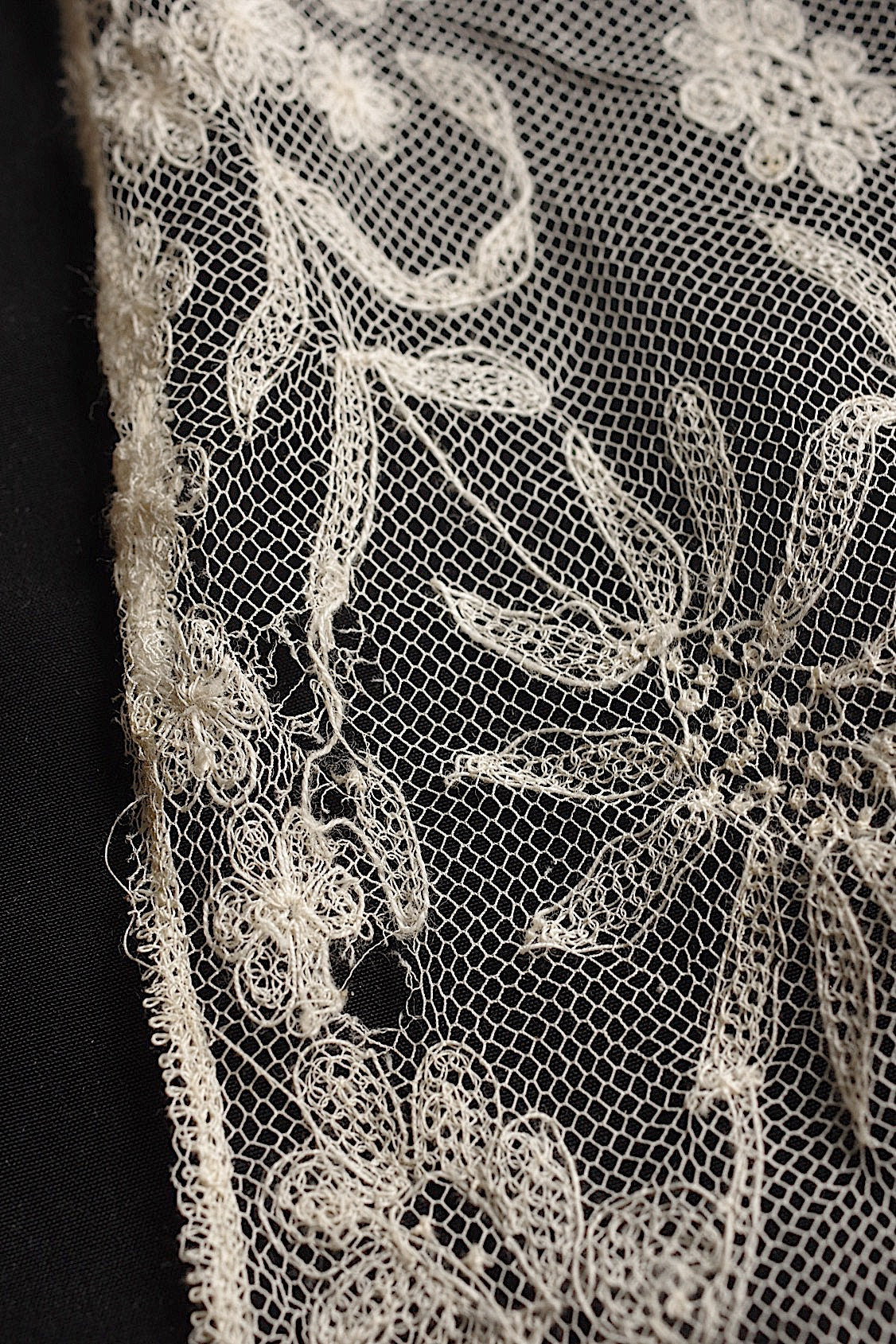 For use with antique lace (dentelle ancienne, antique)