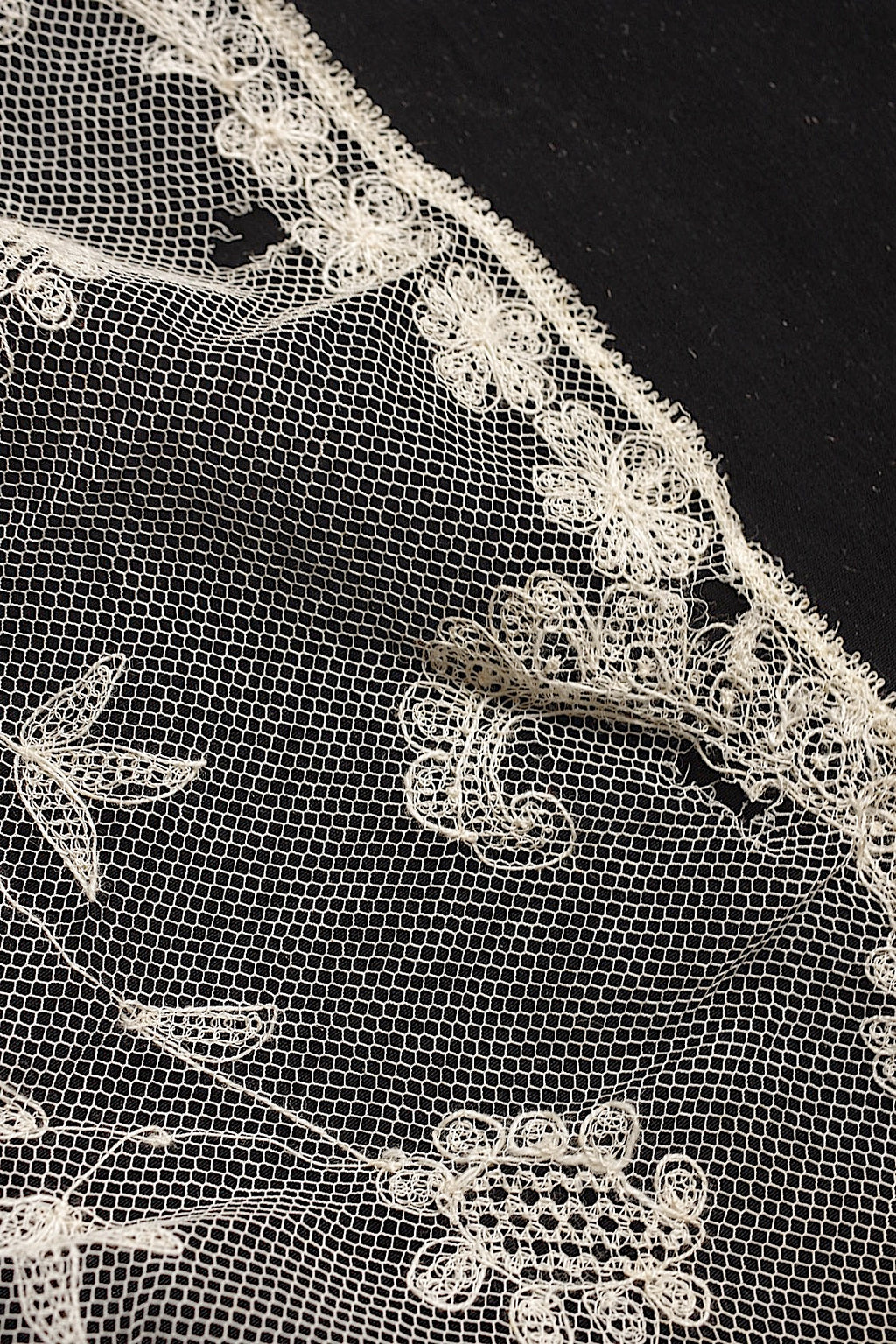 For use with antique lace (dentelle ancienne, antique)
