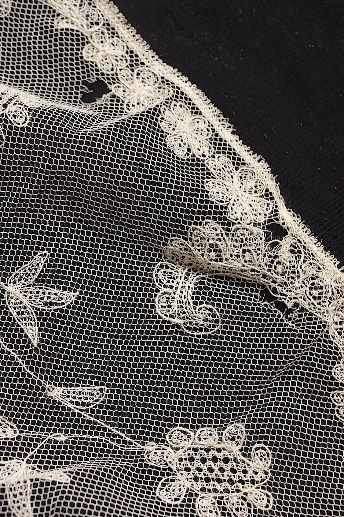 For use with antique lace (dentelle ancienne, antique)
