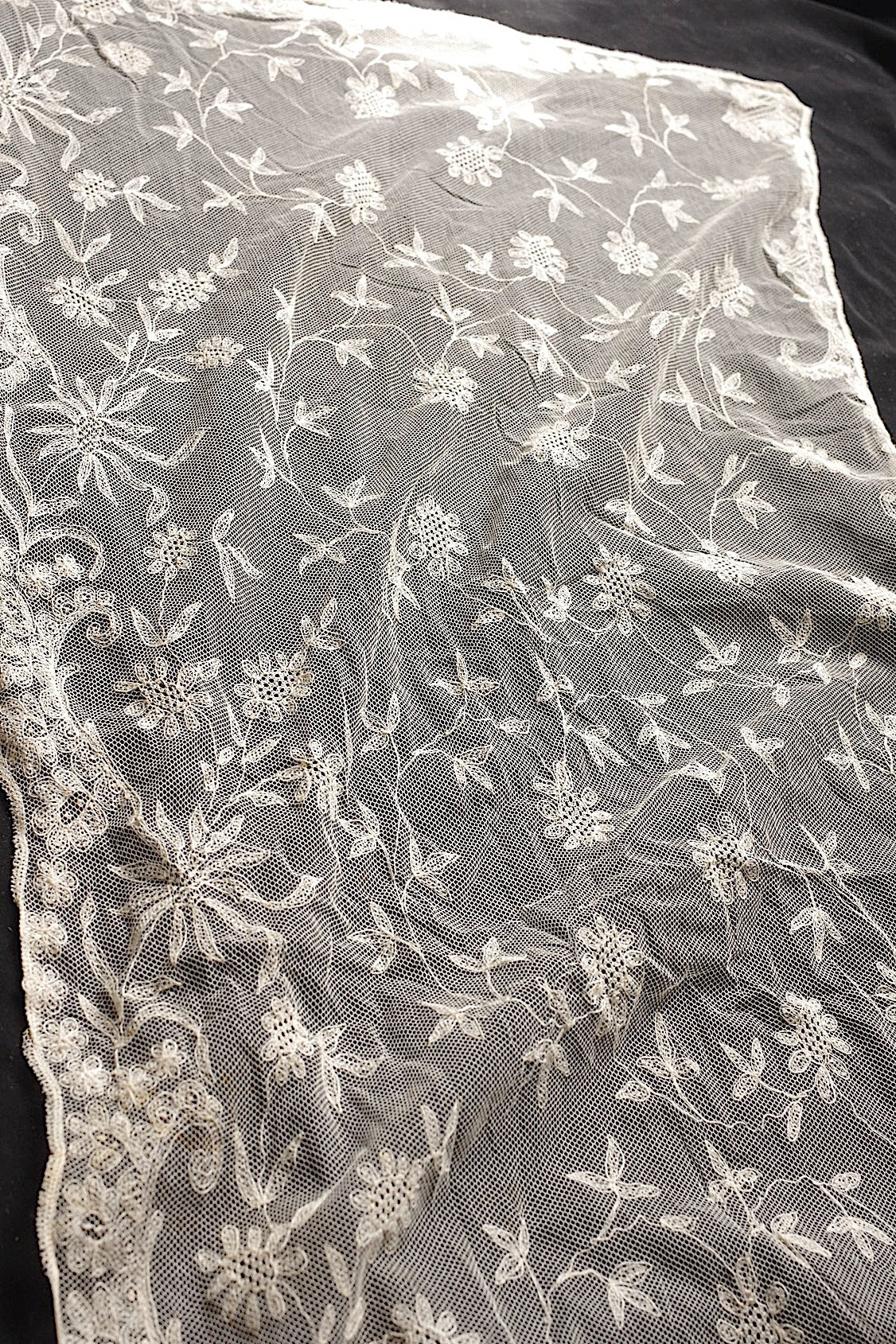 For use with antique lace (dentelle ancienne, antique)